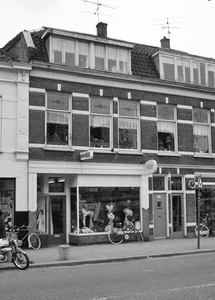 59812 Gezicht op de voorgevel van het pand Kanaalstraat 56 (Modehuis Beco van J.B. Cadee) te Utrecht.